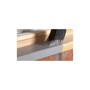 Applying aluminium wood primer by brush